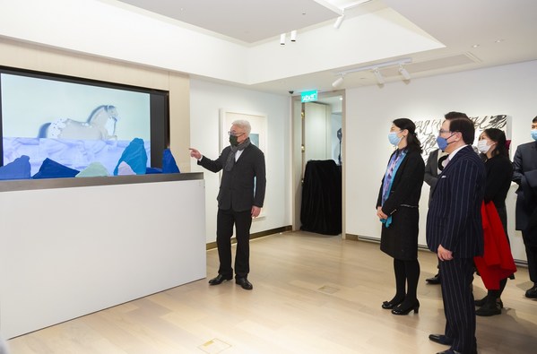 一众嘉宾在策展人代表李宏飞及艺术家徐累的带领下进行展览导赏。