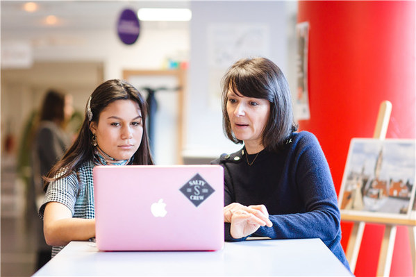 SKEMA老师对学生进行一对一就业指导