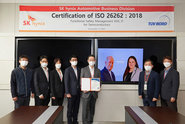 SK海力士的代表在11月11日的虚拟活动中与TUV Nord的官员一起纪念ISO26262FSM认证