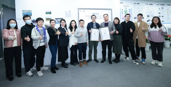 TÜV南德与云动智能双方代表颁证合影留念