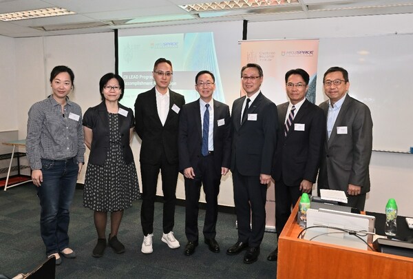 香港立法会议员及行政会议议员陈健波议员 GBS, JP（中）、安智环球集团创办人暨董事长张博士（左三）、英国特许保险学院香港及亚太区总监Kenny Siu（右三）、香港大学专业进修学院高级课程主任吕丽桦博士（左二）及学院讲师于LEAD研习课程结业典礼后合照。