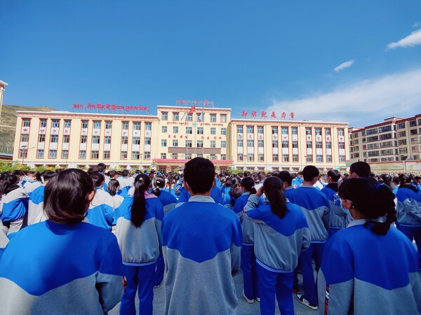 （隆务镇寄宿制中学同学留影）