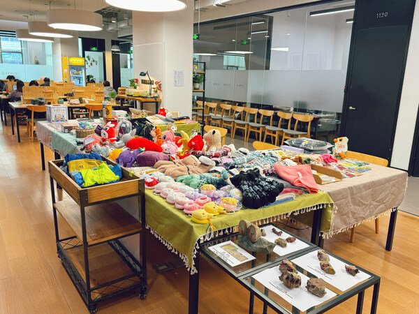 （义卖现场 —— 北京）