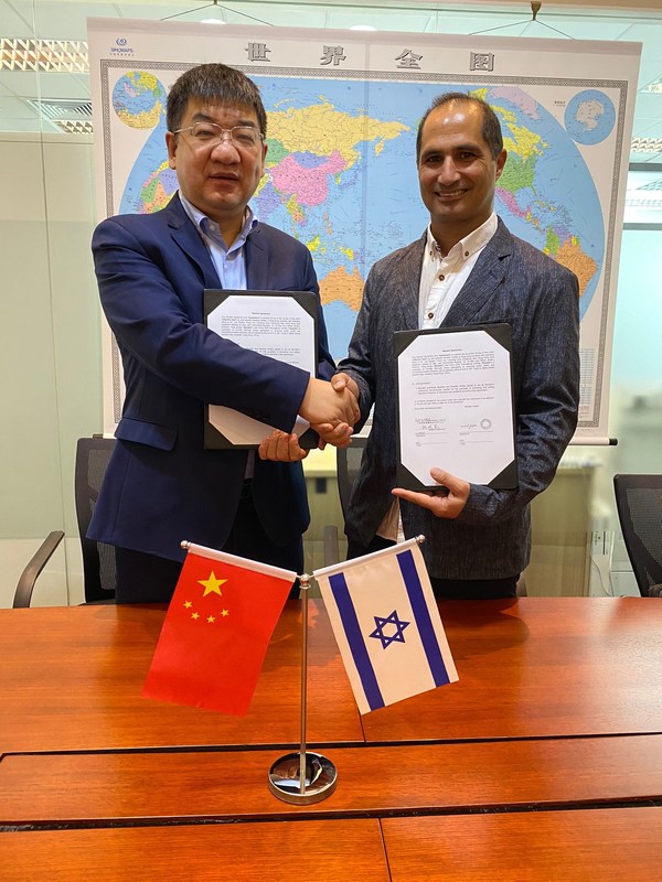 (左) 先丰服务集团的集团副总裁Dennis Lu , (右) Monitair首席执行官Aviad Enav Zagha签署了一项战略合作协议