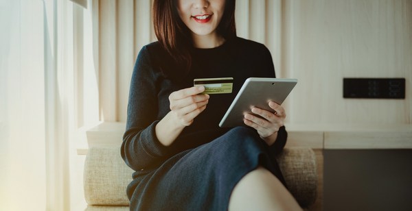 透支利率松绑为信用卡产业进一步破解同质竞争的难题提供新方向，为不同规模银行走出差异化的经营道路提供新机会。