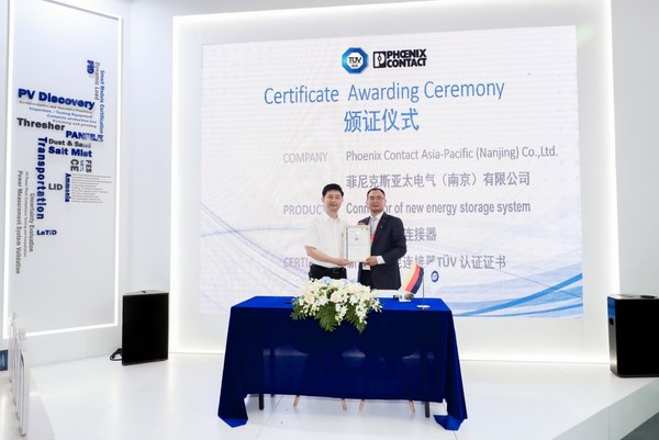 TUV南德与菲尼克斯双方代表合影留念