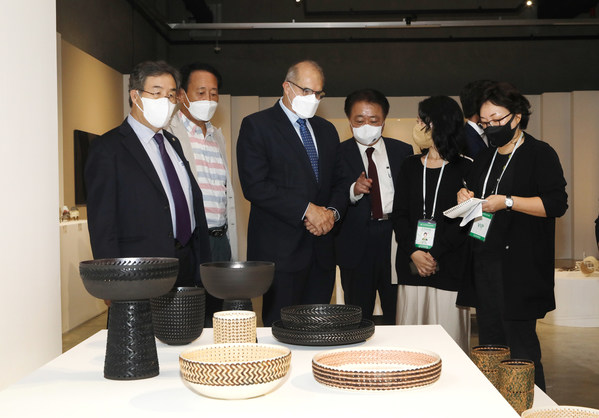 'Pillippe Leport' French ambassador to Korea and 'HAN Beum-Deuk' Cheongju Mayor are touring the exhibition of the Invited Country Exhibition 'Objet-Tableau;Matieres de France'. (French ambassador to Korea is third from the left.)