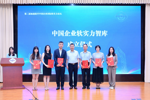 新闻稿网 - Xinwengao.com中国区副总裁李威（右二）