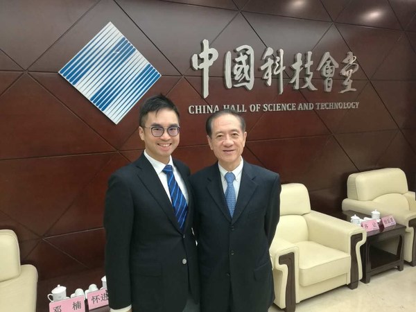 2017年9月27日，周大福企业有限公司向中国科技馆发展基金会捐赠人民币2,000万元，郑志刚先生(左)代表出席并与全国政协副主席、九三学社中央委员会主席、中国科技馆发展基金会名誉理事长韩启德先生(右)合照留念