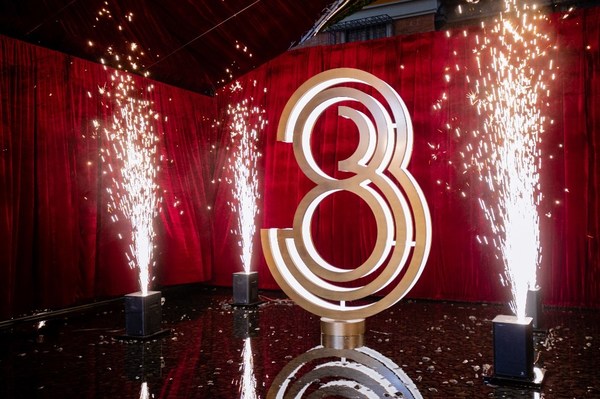 位于驻在LIV’N 833一楼的巨型落地数字“833”标志