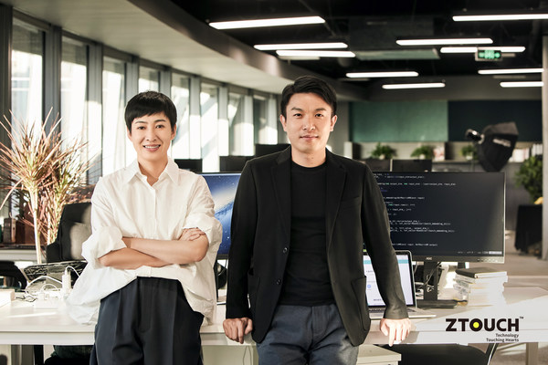 ZTouch两位创始人暨中量质子COO董艳红（左）和CEO彭泽环（右）
