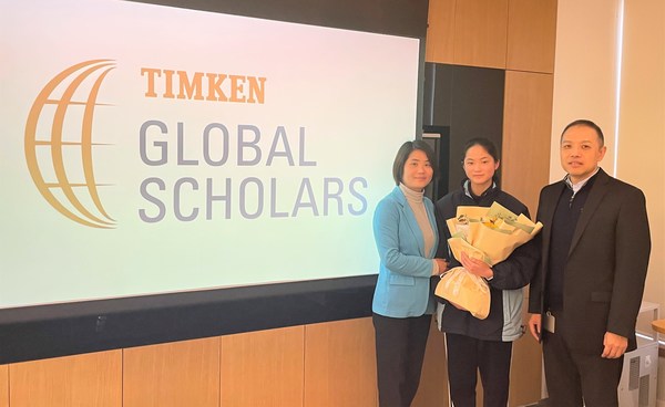 吴可非和母亲冯宇与铁姆肯公司中国区总裁郁澜合影