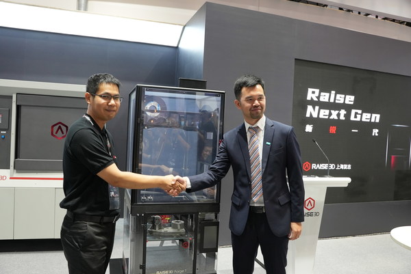 巴斯夫3D打印解决方案亚太区业务管理和运营总监陈立博士（右）与Raise3D 技术总监麦味先生（左）在TCT Asia 2021上联合宣布Raise3D 采用巴斯夫Forward AM 的Ultrafuse(R) 金属线材，推出金属熔丝制造3D打印解决方案。