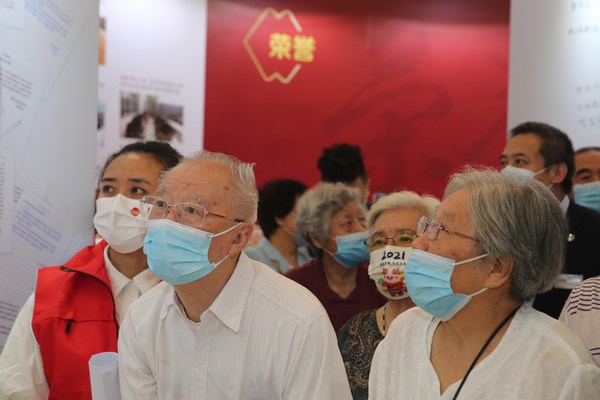 陈佳洱院士认真看孩子们的反馈