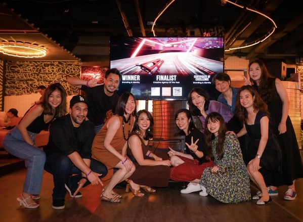 The Orangeblowfish团队在上海庆祝获奖SABRE Award