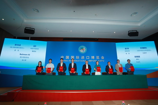 CBRE北亚区市场及企业传讯部负责人肖惟珂 （右二）参加第五届进博会参展合同签署仪式