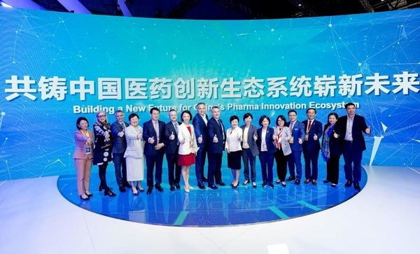 “同心携手 -- 共铸中国医药创新生态系统崭新未来”活动现场嘉宾（从左至右）： 罗氏制药中国总裁边欣，默沙东中国总裁田安娜，礼来中国总裁兼总经理季礼文，RDPAC 执行总裁康韦，中国外商投资企业协会副会长原高强，艾伯维中国总经理欧思朗，百时美施贵宝中国大陆及香港地区总裁陈思渊，赛诺菲中国区总裁、赛诺菲普药全球事业部中国区总经理贺恩霆，RDPAC 2022-2023届执行委员主席、辉瑞生物制药集团中国区总裁彭振科，前RDPAC执行委员会副主席、默克集团全球执行副总裁中国及国际市场业务负责人周虹，诺华制药（中国）总裁张颖，百特医疗大中华区总裁徐润红，礼来中国高级副总裁，药物发展及医学事务中心负责人王莉，勃林格殷格翰大中华区医学临床研发负责人张维，上海创奇健康发展研究院创始人、执行理事长蔡江南，葛兰素史克中国处方药和疫苗总经理齐欣, 华中科技大学同济医学院药品政策与管理研究中心主任、高级经济师陈昊