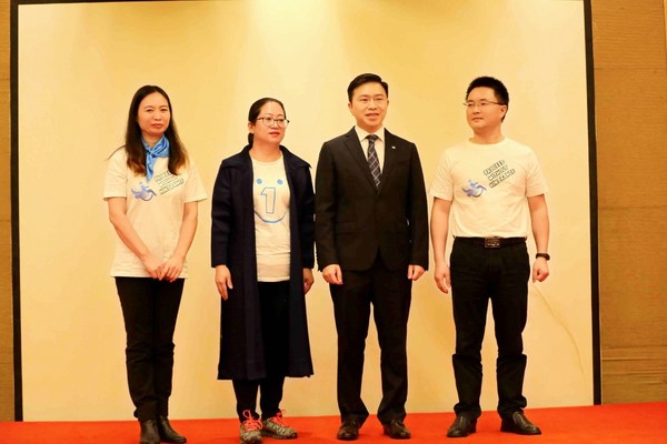 右起：中国社工联合会康复医学工作委员会总干事周华兵、比亚迪汽车销售有限公司服务工程部部门经理居治国、深圳壹基金公益基金会运营总监李君香、全国脑瘫网络理事长王芳，共同开启第二届无障碍日