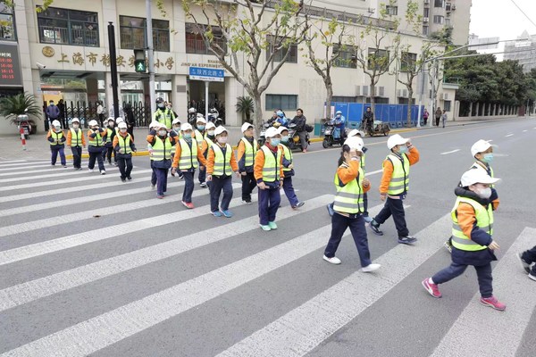 警官指导孩子们如何正确过马路