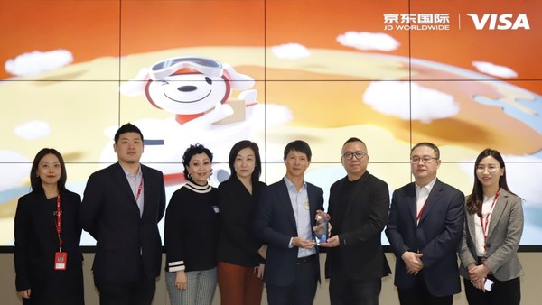 Visa全球副总裁兼大中华区商户及收单业务部总经理杨文明先生(右四)向京东全球售总经理崔庆国先生（右三）授予“2020年跨境业务卓越合作伙伴”称号