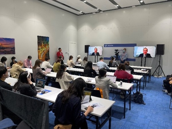 欧莱雅集团首席执行官叶鸿慕参加进博“云采访”