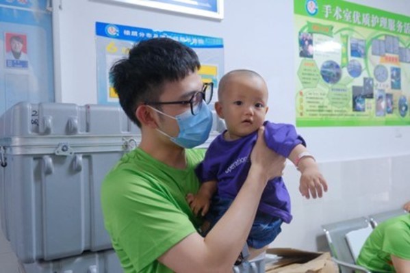 好来志愿者与患儿互动