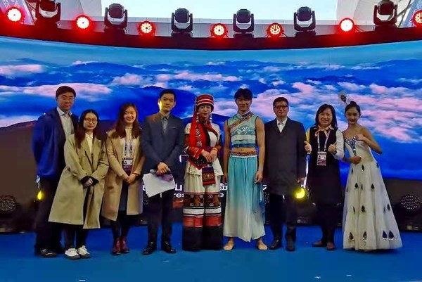 上海外服“译心译意”突击队为云南省非物质文化遗产演出提供双语主持服务。