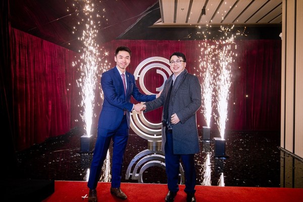 睿星资本Greystar中国董事总经理马千里与汇丰银行房地产事业部中国区总经理周天 共同揭幕并点亮“833”标志