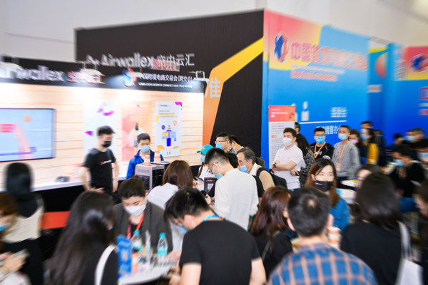 Airwallex空中云汇极具创意地搭建了咖啡店主题的展位供大家交流，人头攒动