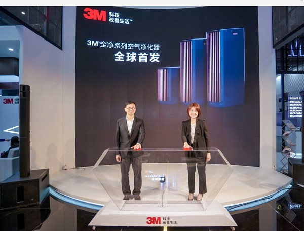 3M“全净系列”空气净化器于AWE2021全球首发（左：3M大中华区消费品事业部副总裁霍伟杰，右：3M大中华区家庭装潢及改善产品部负责人王渝品）