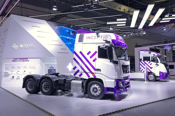 2021世界人工智能大会，嬴彻科技展示最新两款自动驾驶重卡量产车型