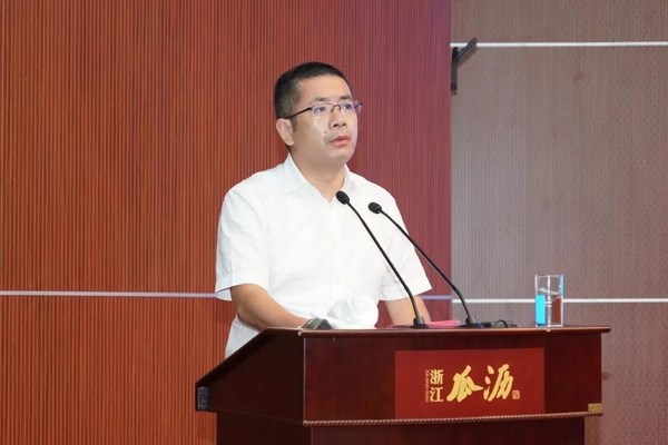 瓜沥镇党委副书记、镇长吕意主持会议