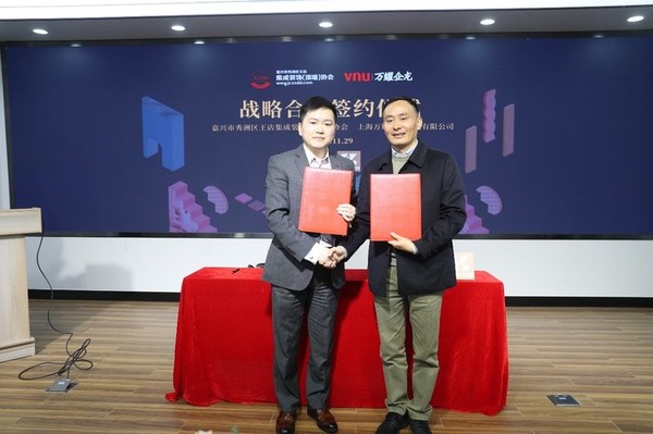 左：上海万耀企龙展览有限公司副总裁-刘勋先生  右：浙江美尔凯特智能厨卫股份有限公司总经理-沈业勇先生