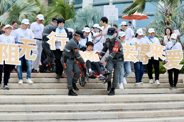 残健同行过障碍，一起在沙滩留影纪念