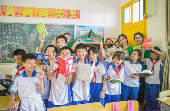 星巴克志愿者们与孩子们一同阅读创想