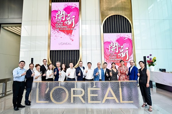 上海静安区领导及欧莱雅北亚高层为开业祝酒