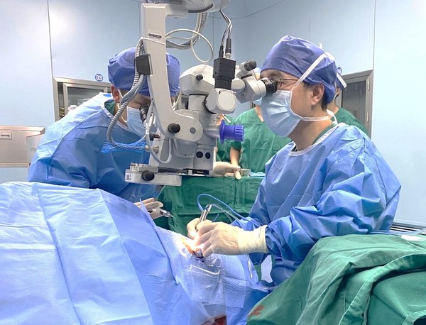 陈蔚教授为患者进行白内障超声乳化手术