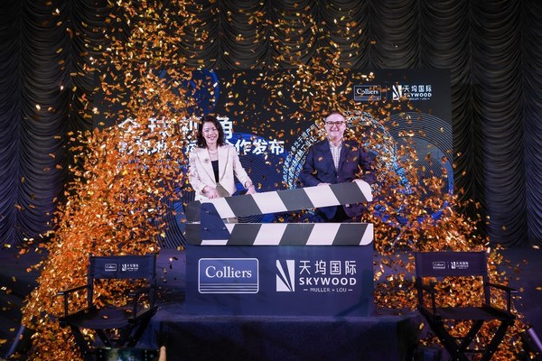 高力国际中国区董事总经理邓懿君女士与天坞国际文化传媒有限公司董事、穆勒国际控股董事长、穆勒电影与电视教育基金会主席田爱中先生于启动仪式上