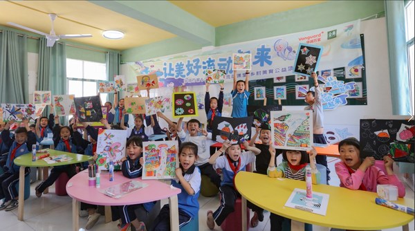 2021年5月，华润万家在纳雍第十三小学建立美术角，并开展线下美术支教