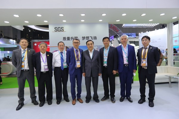 SGS进博会展位，SGS中国区总裁杜佳斌先生接待了瑞士驻华大使Bernardino Regazzzoni先生和原国家质检总局副局长葛志荣、中国出入境检验检疫协会会长王新等一行