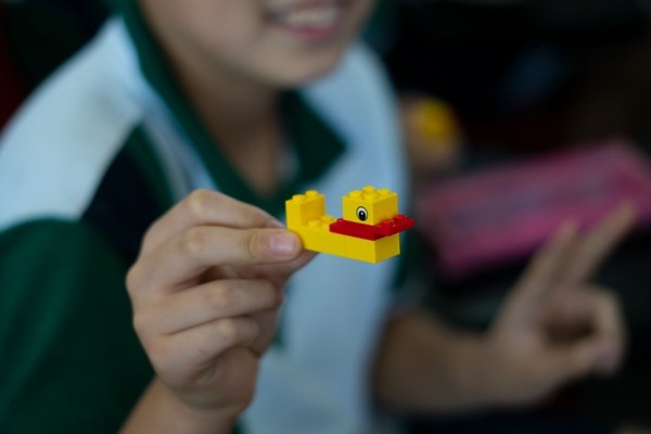 孩子们用乐高积木颗粒拼搭出形状各异的小黄鸭