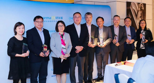 获奖嘉宾合影（从左至右）：毛冬蕾，傅道田，王莉，蔡学钧，李安康，吕向阳，欧思朗，杨建新（代江宁军），郑洪霞