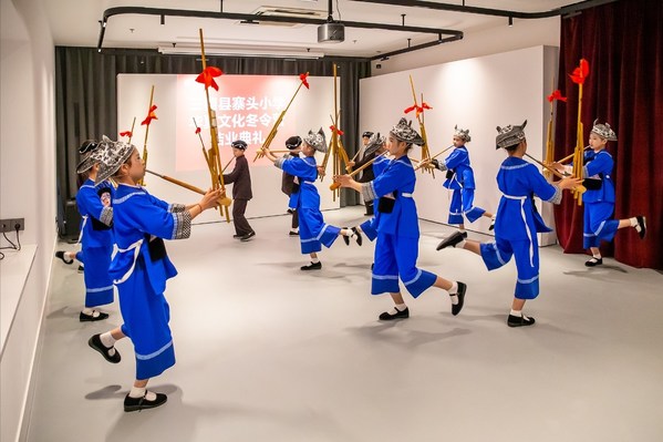 “华夏文化冬令营”结业典礼 -- 芦笙表演 “华夏文化冬令营”结业典礼 -- 芦笙表演