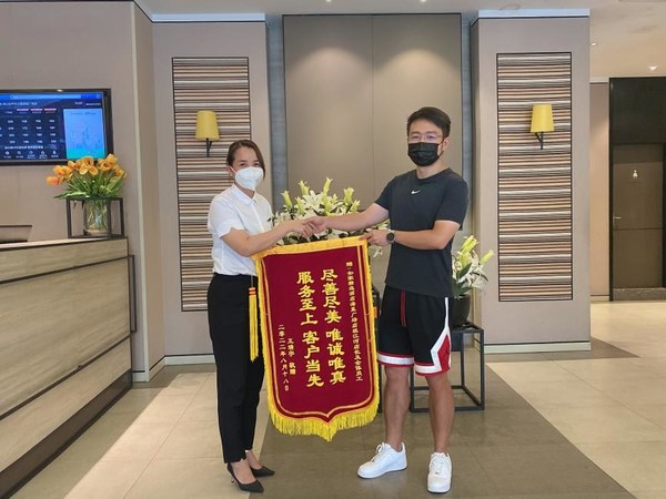 如家酒店店长桂江河（左）和客人王先生