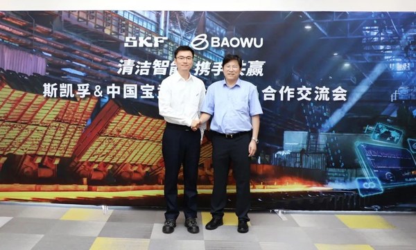 斯凯孚中国区首席技术官吴芳基博士（左）与欧冶工业品副总裁颜满堂（右）