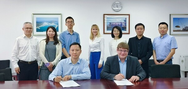 TÜV南德何诺贝博士（右）与中广核工程有限公司廖红彪（左）签署战略合作协议