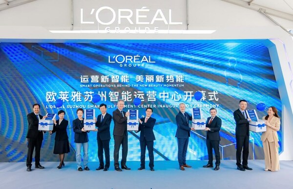 左起：欧莱雅北亚及中国运营高级副总裁潘凯杰先生；苏州工业园区党工委委员、管委会副主任刘华女士；欧莱雅中国副首席执行官及高档化妆品部总经理马晓宇女士；苏州市委常委、苏州工业园区党工委书记沈觅先生；欧莱雅集团首席运营官安拓伟先生；苏州市委副书记、市长吴庆文先生；欧莱雅集团北亚区总裁及中国首席执行官博万尚先生；法国驻上海总领事王度先生；苏州市人民政府秘书长俞愉先生；欧莱雅北亚及中国公共事务总裁兰珍珍女士