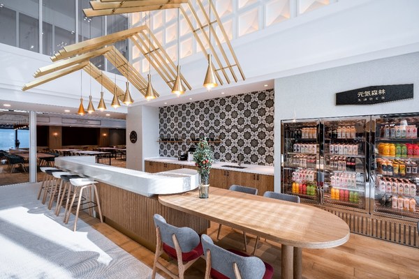 元气森林@BEEPLUS空间的自助饮品长廊，第一时间体验元气森林“饮品实验室”的新品直供