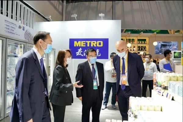 麦德龙展台吸引了众多政府和企业代表的关注，图为河南省商务厅副厅长孙敬林参观麦德龙展台