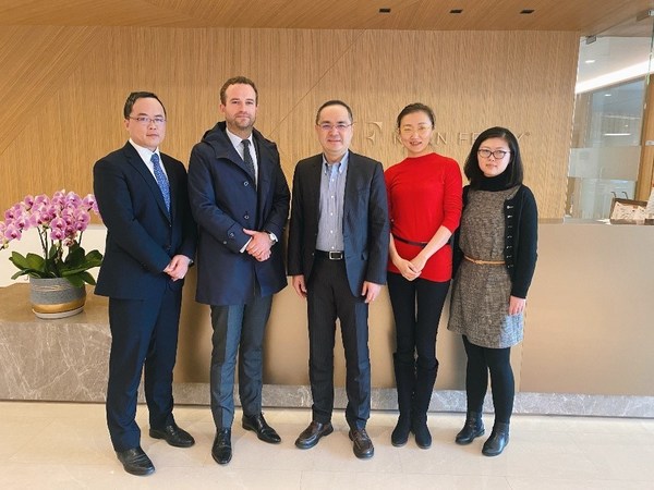 法国SKEMA商学院中国校区校长杜睿天（左2）与光辉国际中国区总裁陈兆丰（左3）